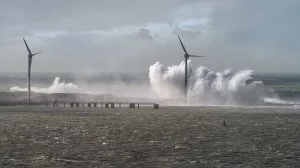 Windräder im Sturm, Küste bei Boulogne-sur-Mer