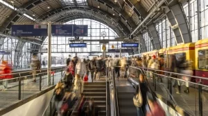 Blick in die Halle des Bahnhofs Berlin-Alexanderplatz